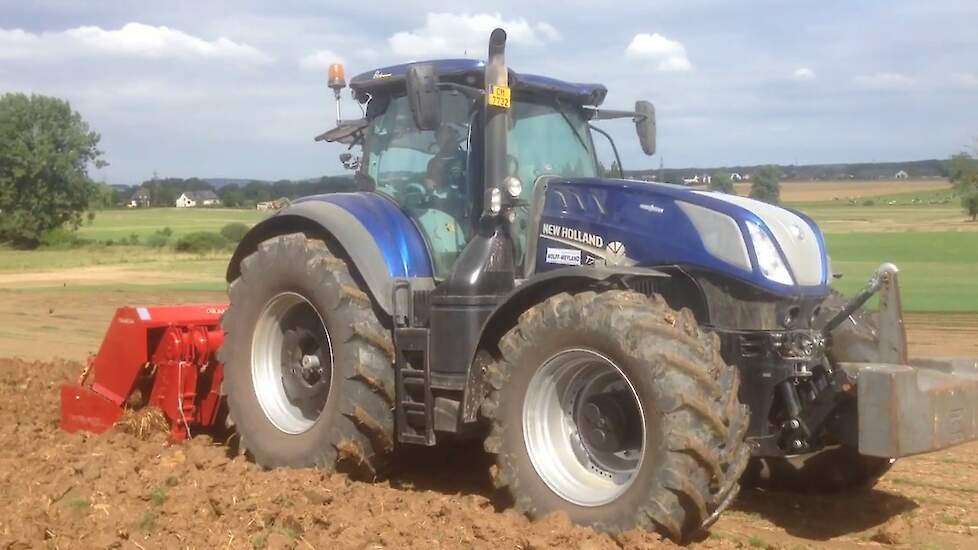 Afleveren GRAMEGNA V45 370 en direct in actie met New Holland 315 HD Trekkerweb