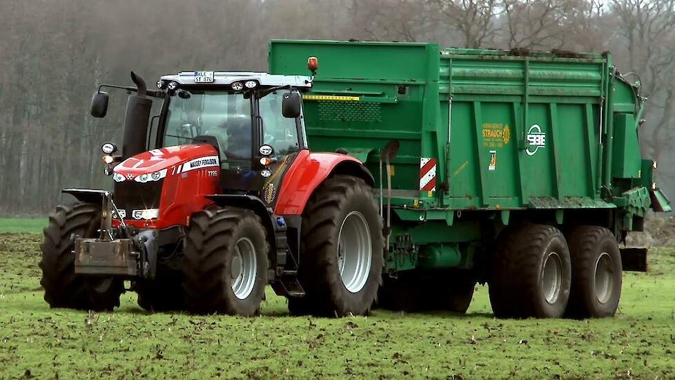 Massey-Ferguson 7726 met Tebbe aan het stalmeststrooien Trekkerweb