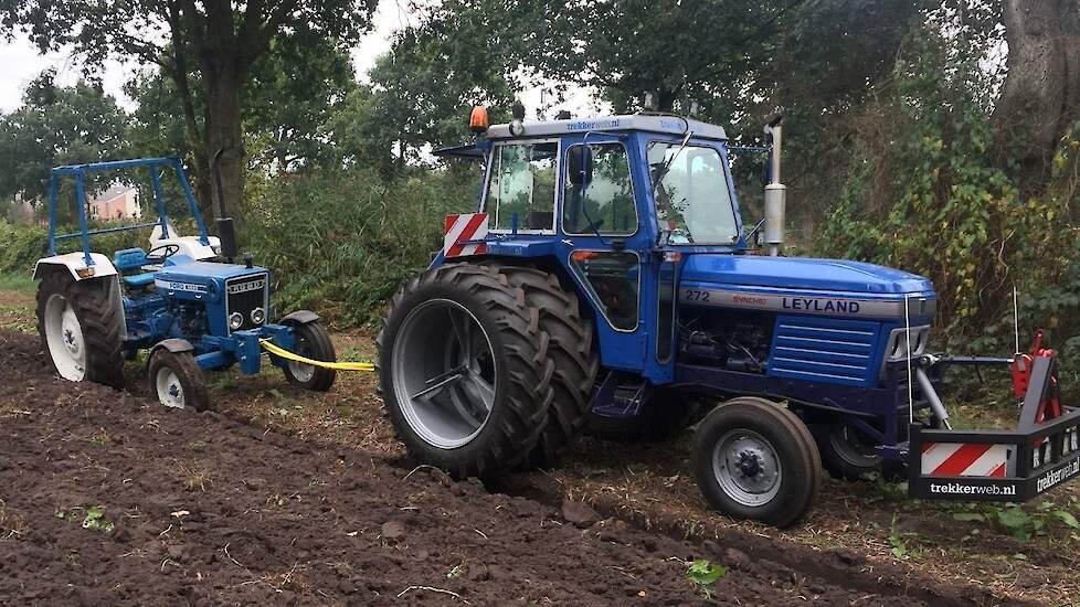 Leyland 272 Synchro en Ford 4600 met Kverneland aan het ‘diepploegen’ Trekkerweb