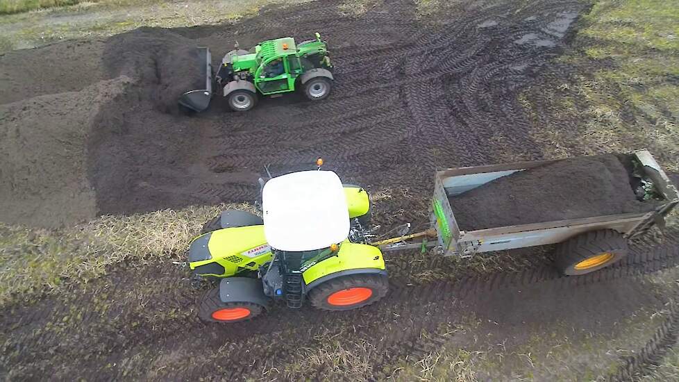 Compost laden met Deutz-Fahr Agrovector Trekkerweb