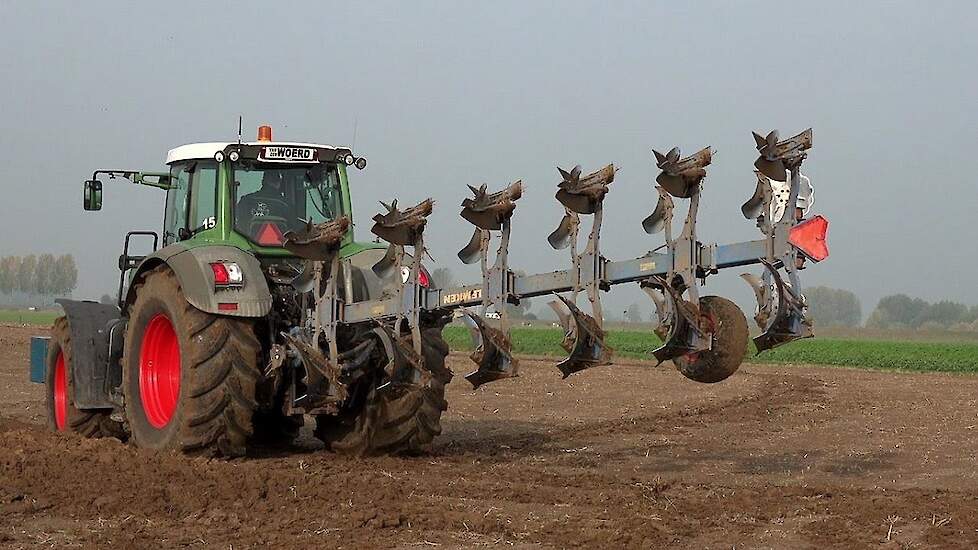 Loonbedrijf Van Der Woerd ploegen met Vredestein 710/75 R 42 TRAXION XXL Trekkerweb