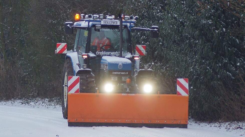 Sneeuw schuiven 2.0 in 2017  Ford 7840 SLE  PSSH 02 Sneeuwploeg snow plough Trekkerweb