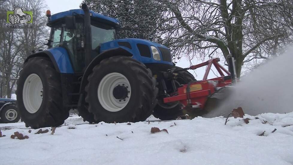 Sneeuw vegen met New Holland T7540 Trekkerweb