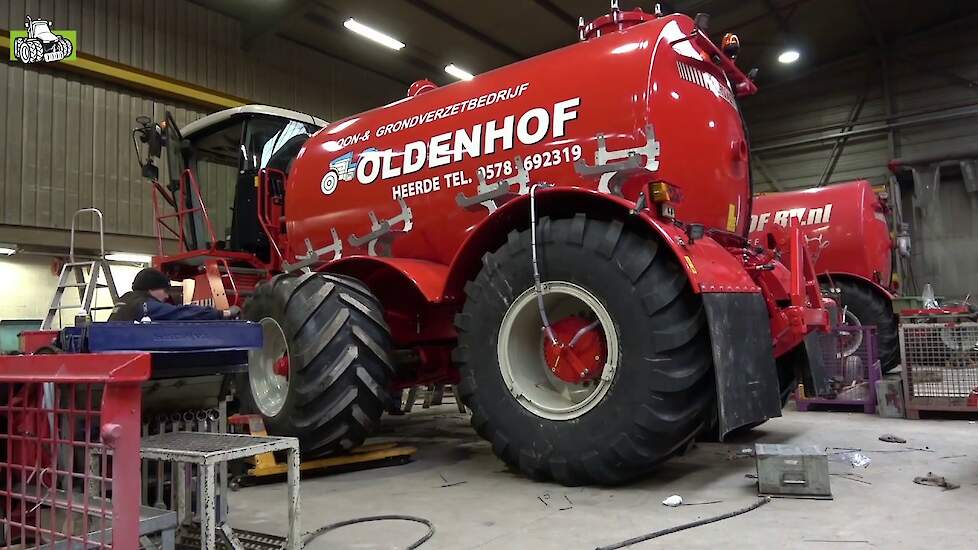 Topdrukte in de fabriek bij Vervaet in Biervliet Trekkerweb Hydro trike Q series manufacturer