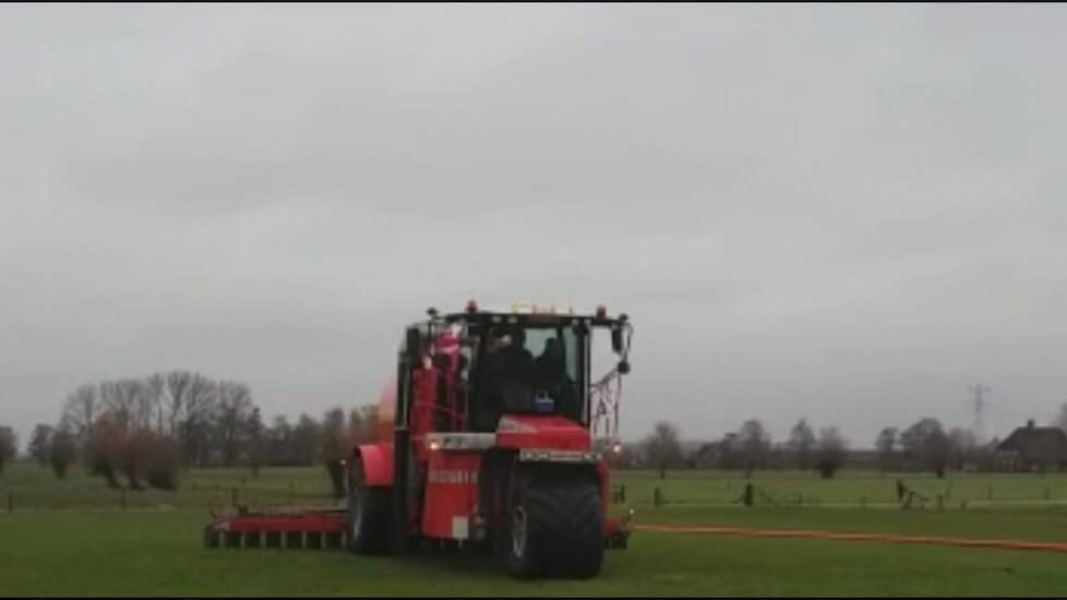 Loonbedrijf Rauw aan het sleepslangen met de Vervaet Hydro Trike