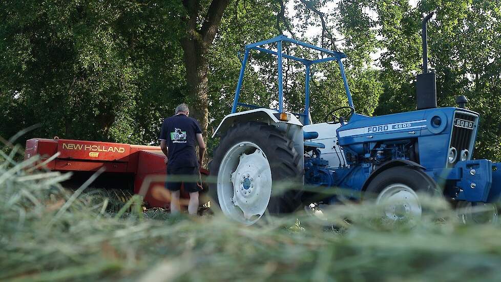 Hooi persen met Ford 4600 en New Holland Super Hayliner 276 Trekkerweb hay baling