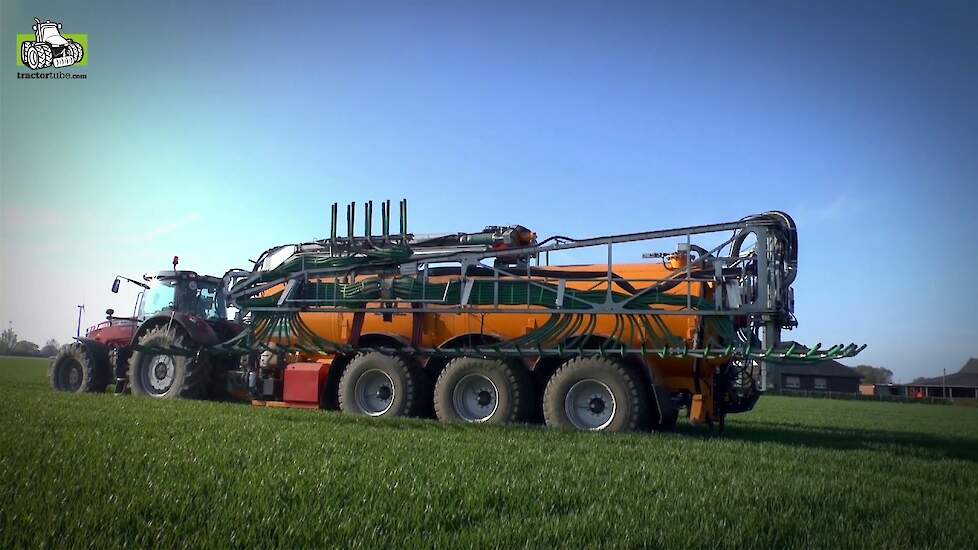 Massey Ferguson 8670 met Veenhuis tridem mest uitrijden in de tarwe Trekkerweb