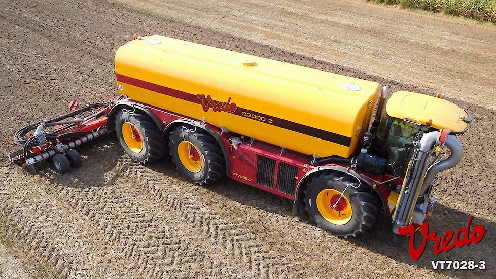 De Vredo VT7028-3, de allersterkste en de grootste met 687 pk en 32.000 liter mesttank Trekkerweb