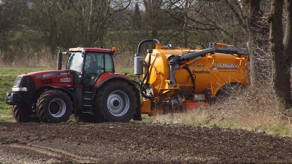 Magnum 250 Case-IH power met Veenhuis mesttank  Mega slurry movie Trekkerweb