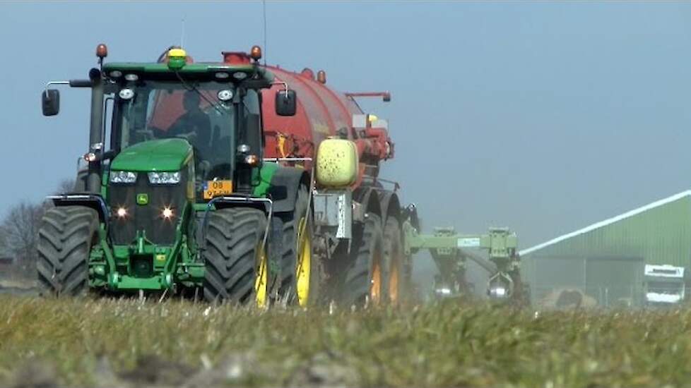 Strip Till bemesten door Loonbedrijf Meiland Azewijn Trekkerweb