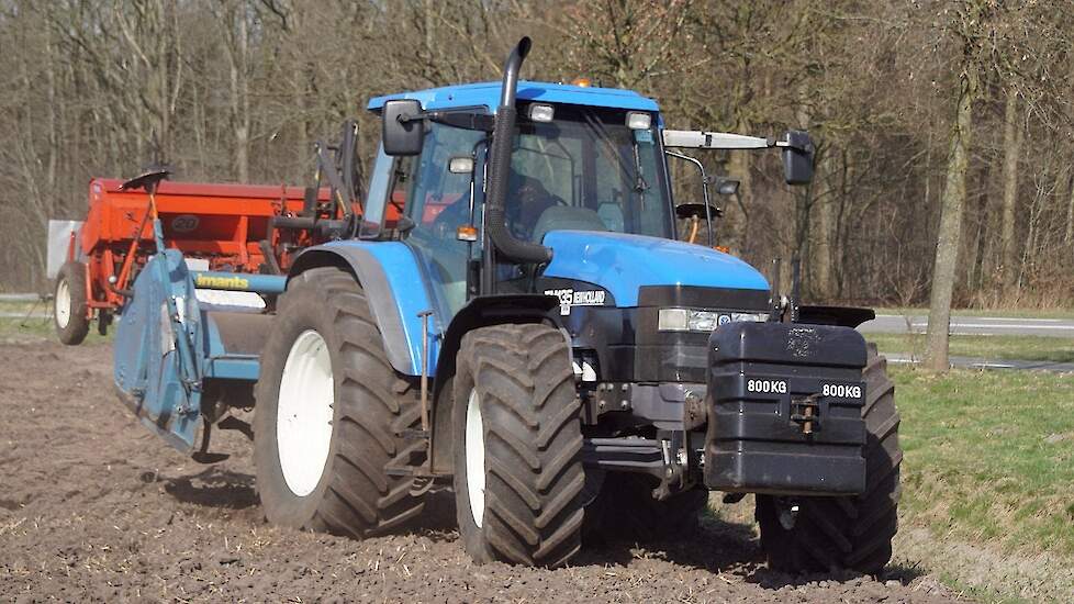 Zomergerst zaaien met New Holland TM 135 Imants en Saxonia zaaimachine Trekkerweb