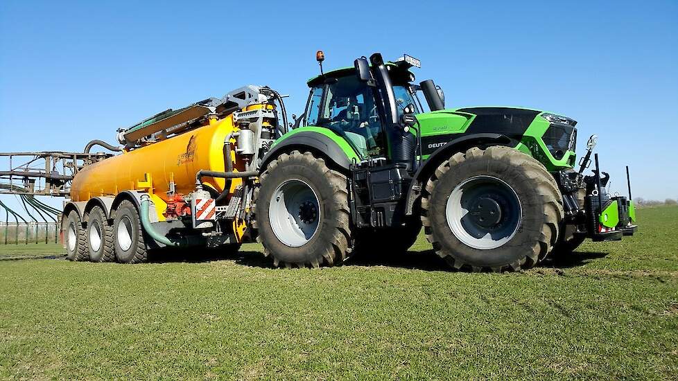 Deutz Fahr 9340 TTV met 30 kuubs Veenhuis-Kverneland test 2 tons AGRIbumper frontgewicht Trekkerweb