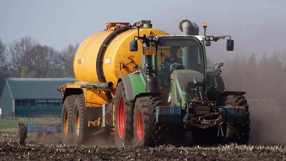 Fendt Vario 718 met Veenhuis 20 kuubs tank  Trekkerweb