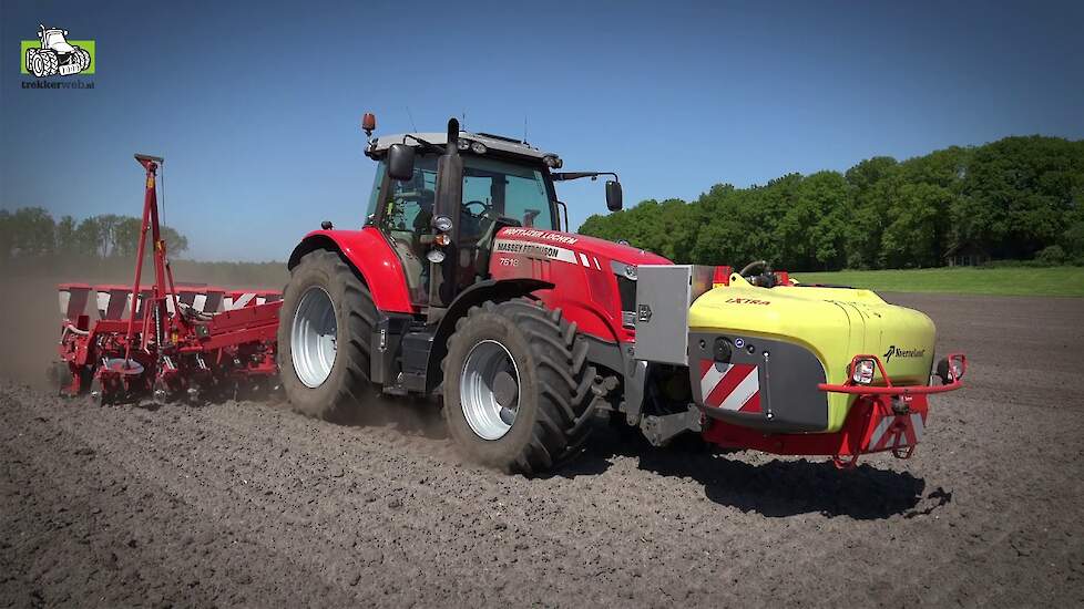 Massey Ferguson 7618 met iXtra LiFe fronttank en Kverneland maïszaaien Trekkerweb