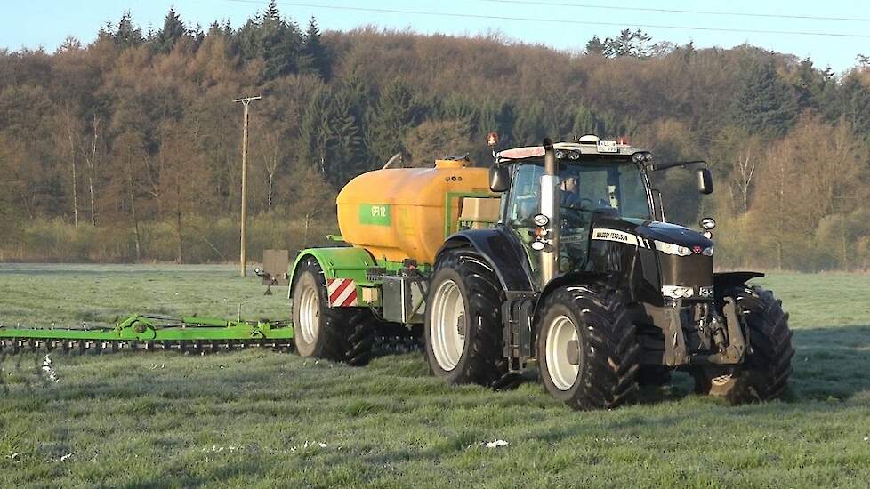 Zwarte Massey Ferguson met Güstrower vloeibare kunstmest injecteren Trekkerweb