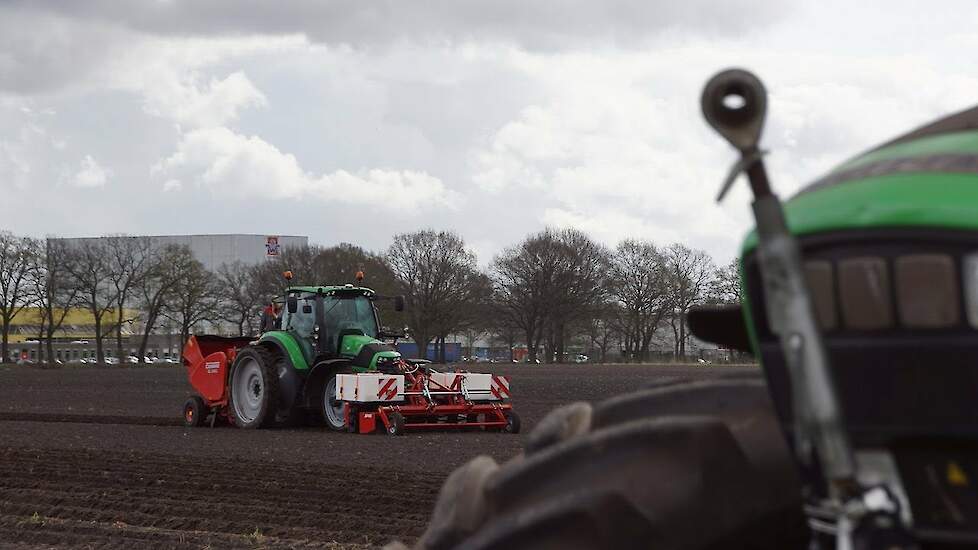 Grimme GL34 KG met Deutz Fahr 6160.4 TTV aan het aardappelenpoten Trekkerweb