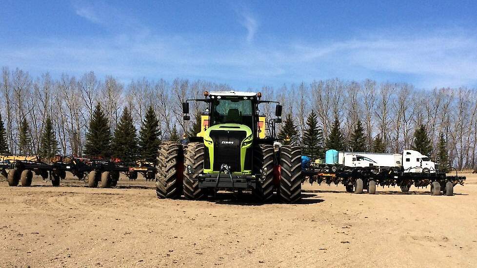 Claas Xerion 5000 voor Versluis grain farms in Saskatchewan Trekkerweb