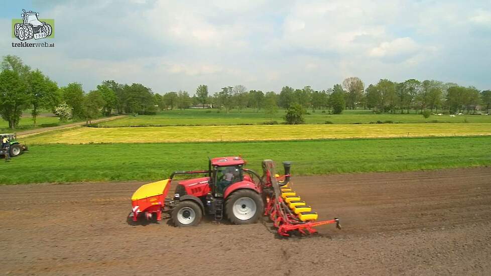 Väderstad Tempo V aan het maïszaaien tijdens de demotour Trekkerweb sowing corn