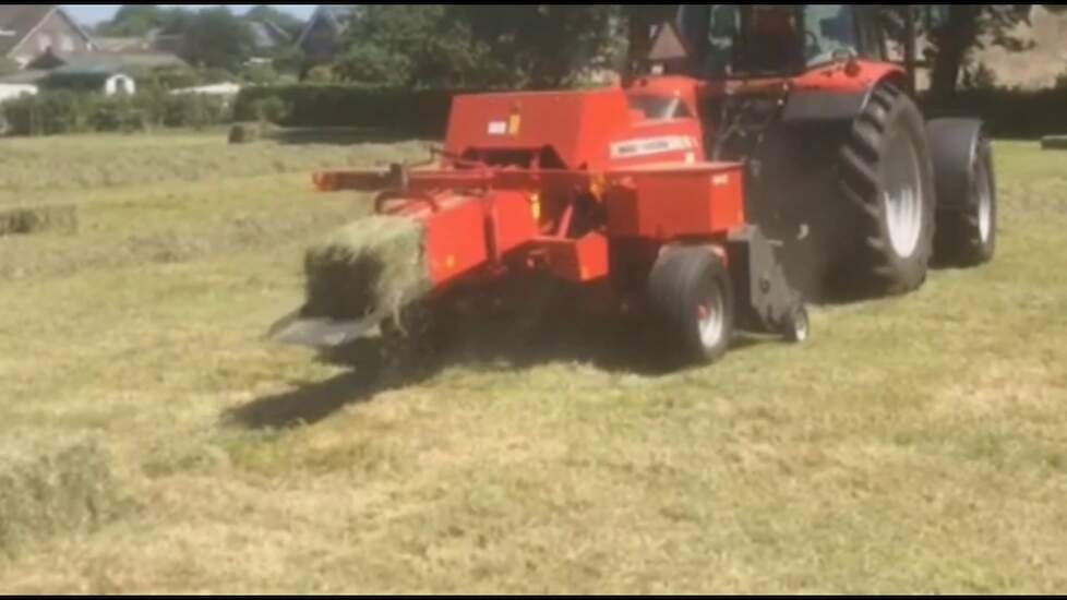 Harald Hooge aan het persen met de Massey Ferguson 1840 pers