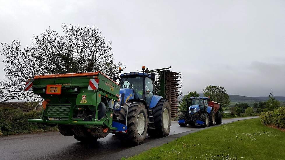 Wielen weer aan de grond met New Holland supersteer trekker Trekkerweb