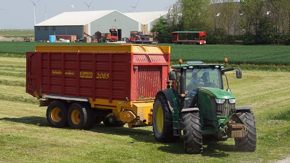 Wieringa Roodeschool gras halen in de polder met John Deere en Schuitemaker Rapide Trekkerweb