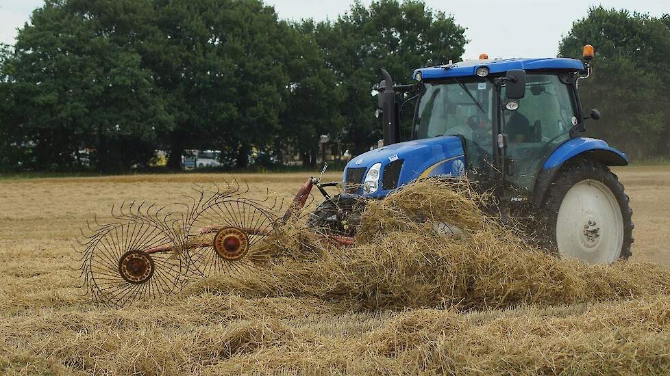 Vicon Acrobaat stro keren met New Holland T6010 Trekkerweb