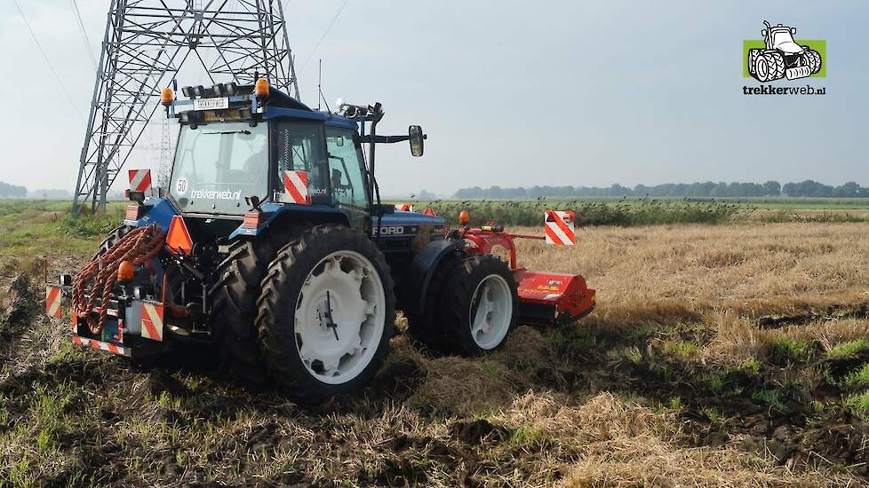 Zomergerst klepelen op extreem nat perceel met Tehnos Trekkerweb