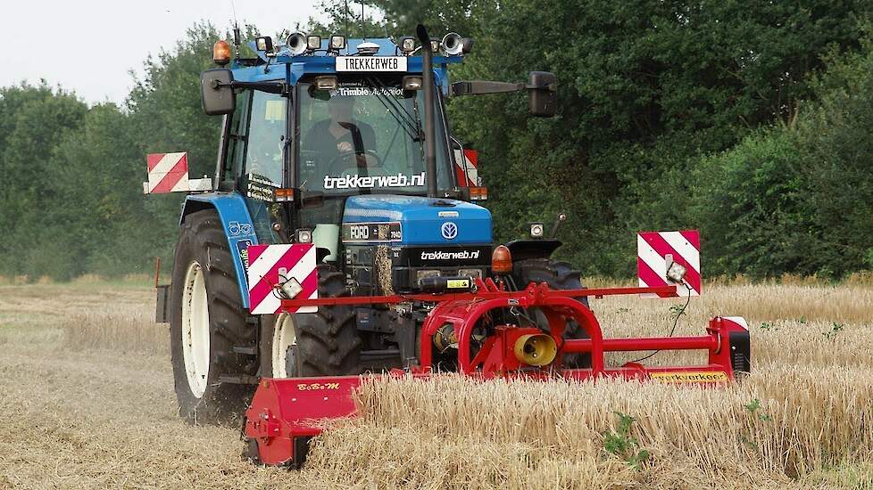 Ford 7840 SLE doorwas in zomergerst klepelen met Tehnos MU300LW Profi  Trekkerweb