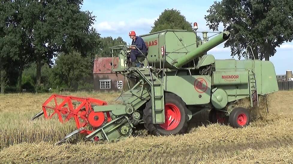 ZOMERGERST OOGSTEN MET CLAAS MATADOR GIGANT NEW HOLLAND T 7030