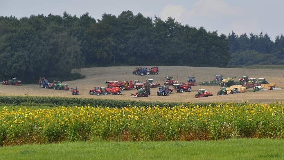 Mooi Kverneland defilé in Groesbeek Trekkerweb