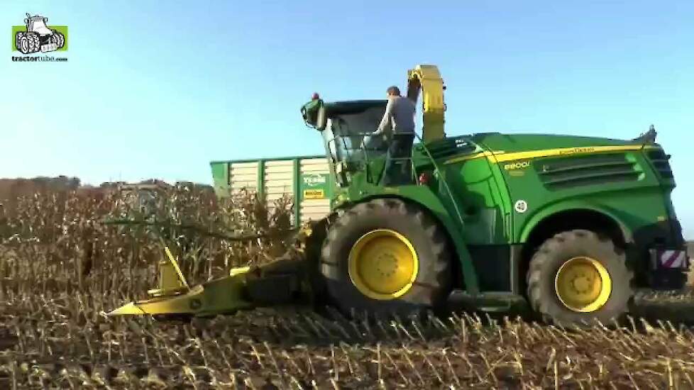 De nieuwe John Deere 8800i in de maïs primeur Trekkerweb chopper silage