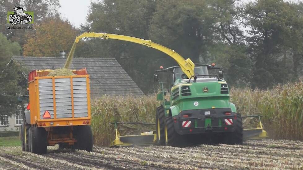 John Deere  in de snijmaïs