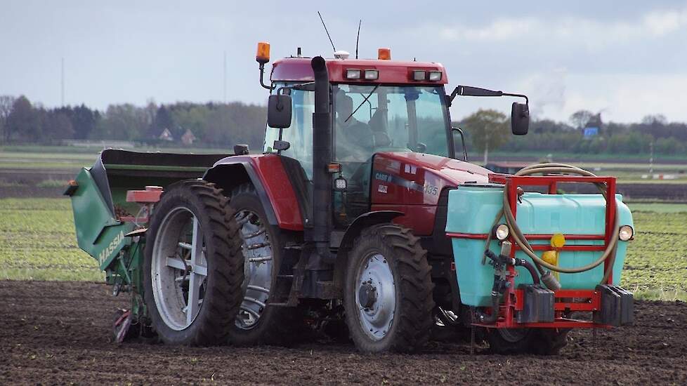 Loonbedrijf Otten zetmeelaardappelen poten met Case-IH MX135 en Hassia pootmachine Trekkerweb