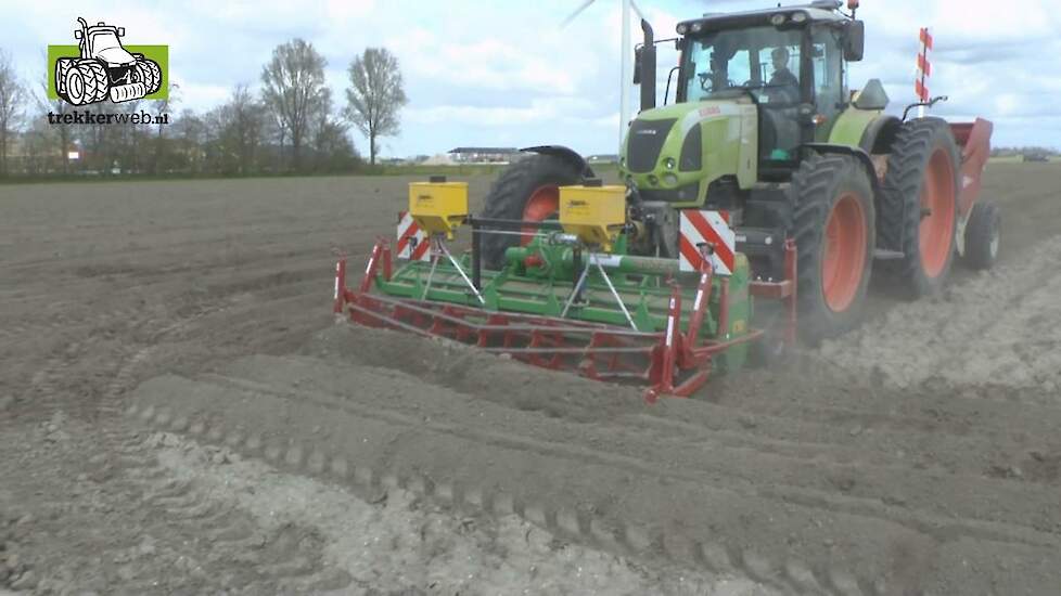 Claas Arion op 3,2 meter spoorbreedte met een Wifo pootmachine Trekkerweb