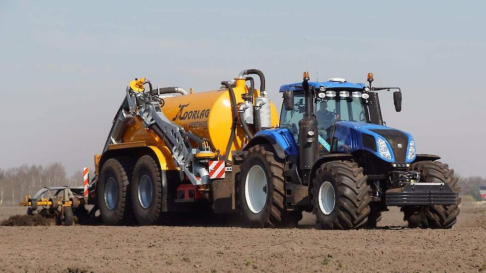 New Holland  T8.350 350 PK met Veenhuis 18 kuubs tank van Moorlag mestverwerking Trekkerweb