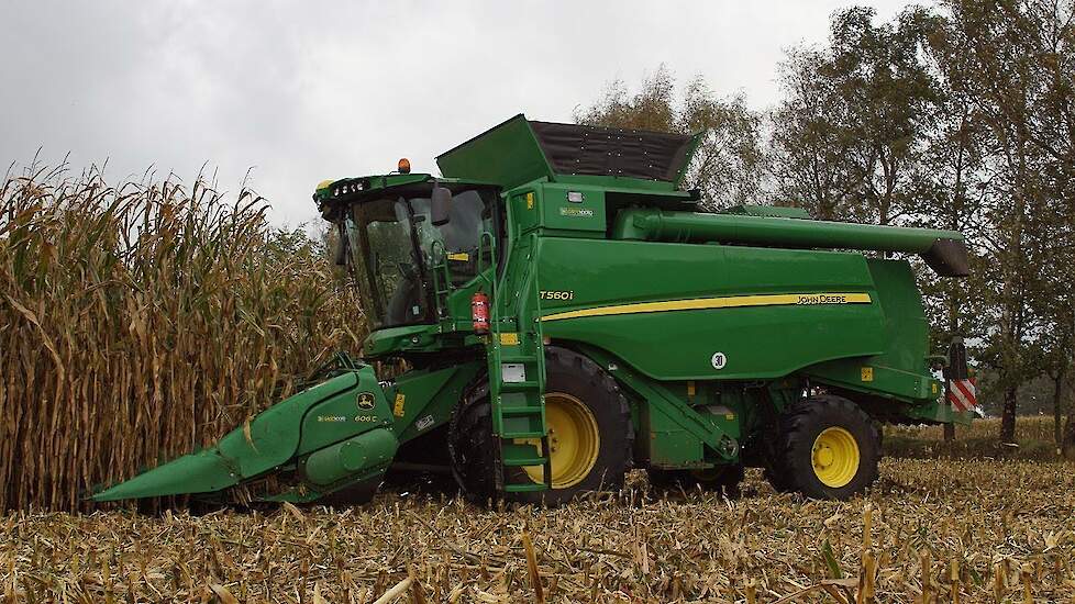 John Deere T560i uitgerust met AutoTrac en JDLink in de korrelmaïs Trekkerweb