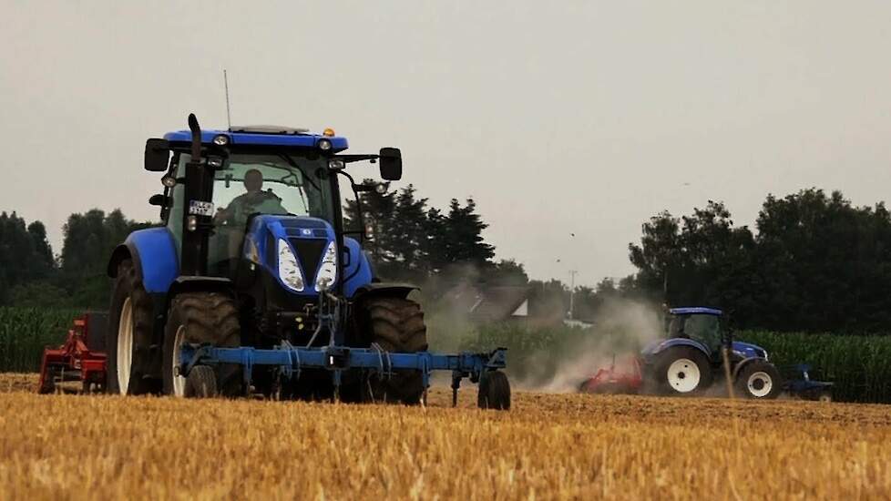 Stoppelbewerking met New Holland T6.140 en New Holland T6090 en Evers Agro Trekkerweb