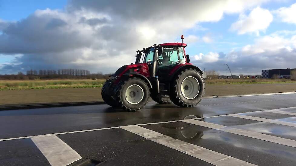 Valtra rijden in Assen tijdens de landbouwvakbeurs Trekkerweb