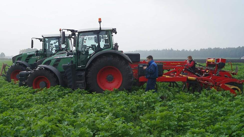 Maïsstoppel en groenbemester bewerken met Väderstad door loonbedrijf Bouwman Noordbroek Trekkerweb