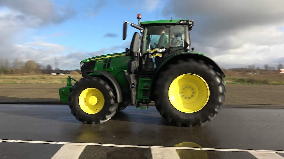 John Deere 6250R rijden in Assen tijdens de landbouwvakbeurs Trekkerweb