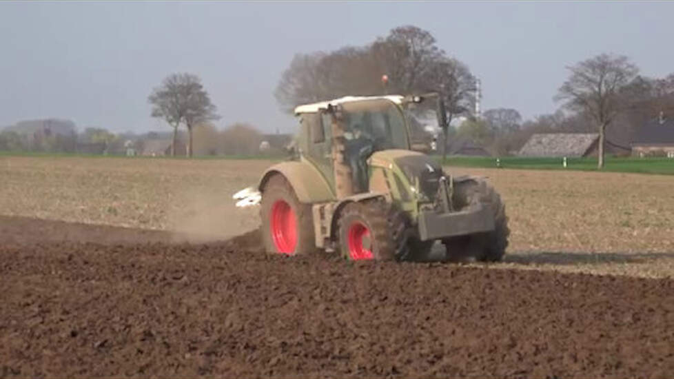 Fendt 724 en Fendt 716 aan het ploegen met Lemken Trekkerweb