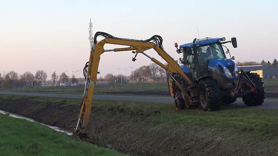 MAAIKORVEN MET EEN NEW HOLLAND T 7.210 EN EEN HEDER