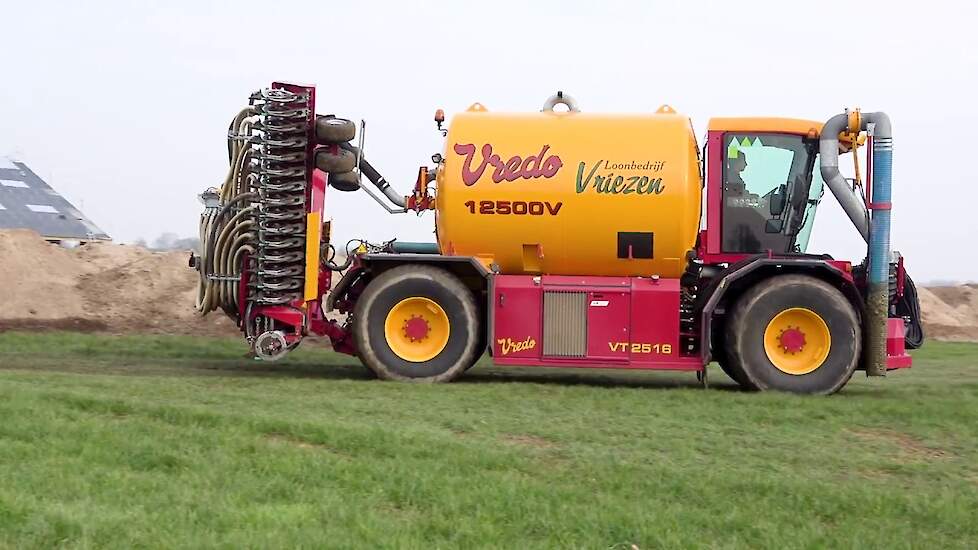 Vlak voor de vorst Loonbedrijf Vriesen met Vredo VT2516  Trekkerweb