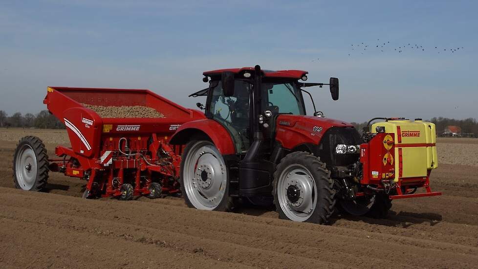 Case-IH Maxxum CVX 125 met Grimme GB430 aan het poten Trekkerweb