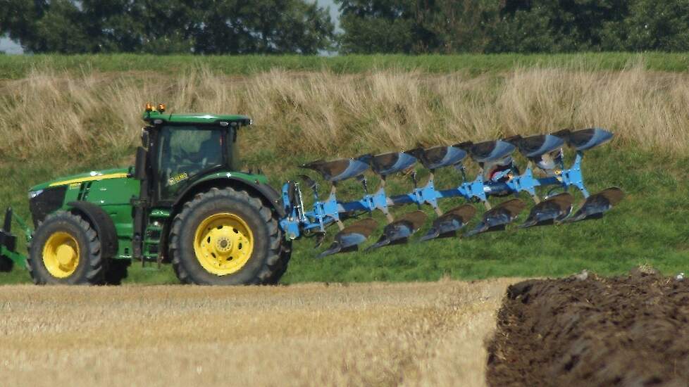 John Deere 7310R met Lemken On-Land Oldambster klei  Trekkerweb