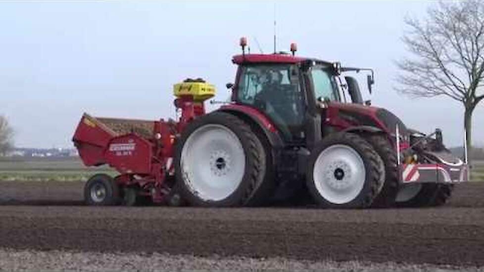 AARDAPPELEN POTEN MET EEN VALTRA N 174 GRIMME GL 34 K