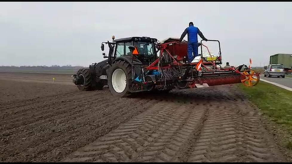 PARIJSE WORTELEN ZAAIEN MET EEN VALTRA T 171