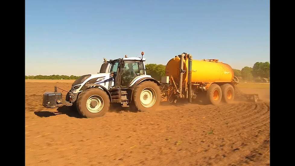 Valtra T234 Versu bouwland aan het injecteren met Veenhuis Trekkerweb