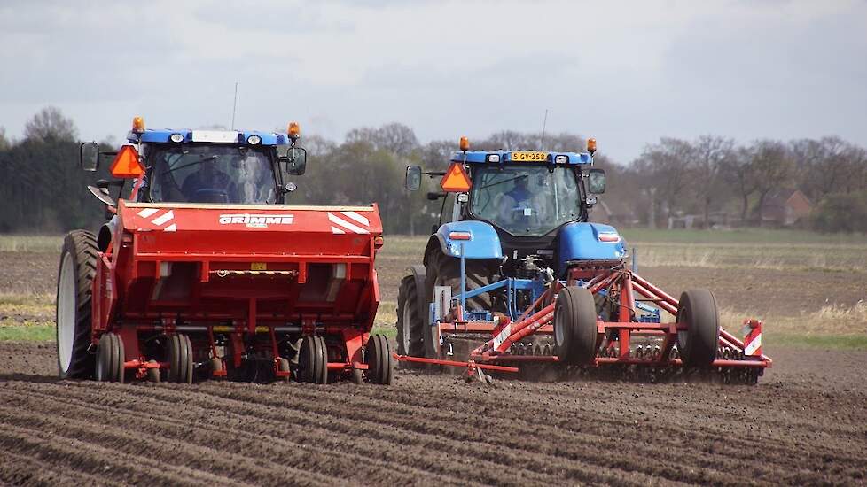 Drukte in het veld Grimme GL34 k New Holland T6.160 en T6030 Trekkerweb