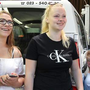 Toekomstige melkveehoudster Celine Steffens (links) heeft net als Jessica Martens nog geen rijbewijs, maar beiden vinden het een zeer aparte en bijzondere ervaring in de simulator